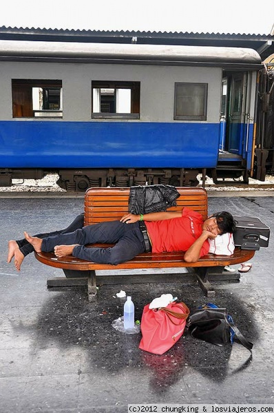 esperando el tren
esperando el tren, estación de Hua Lamphong bangkok
