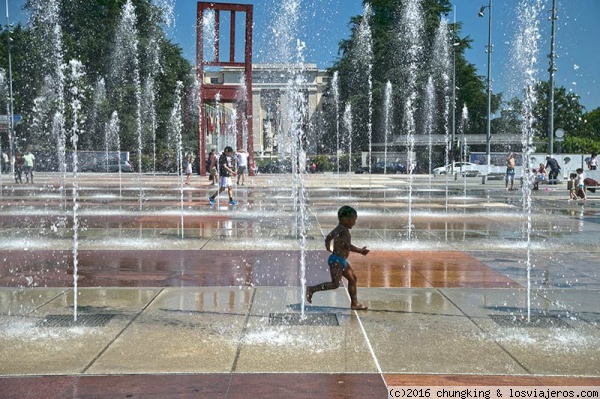 plaza de las naciones en ginebra
plaza de las naciones con la escultura silla anti minas y al fondo la ONU
