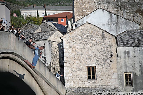 clavadista desde el puente de Mostar
atracción turística en Mostar. Cada 5 euros reunidos en la gorra, un salto.
