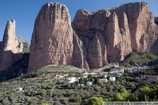 el pueblo de Riglos y sus mallos
Riglos en las faldas de los Mallos
