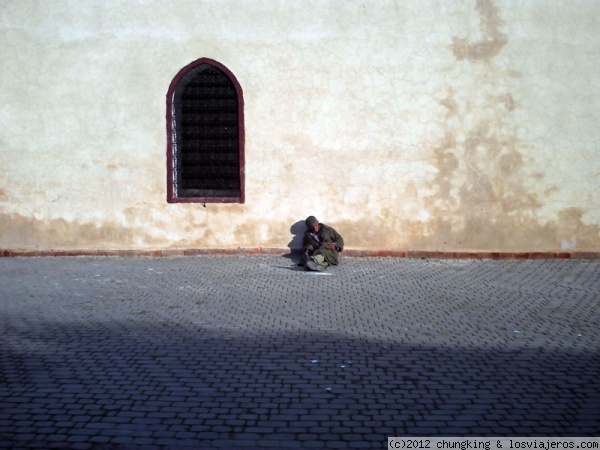 la soledad de una pared de marrakech
pared y hombre en la medina marrakech
