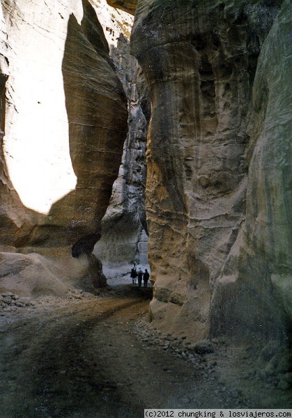 por el desfiladero (siq) de Petra
por el desfiladero (siq) de Petra
