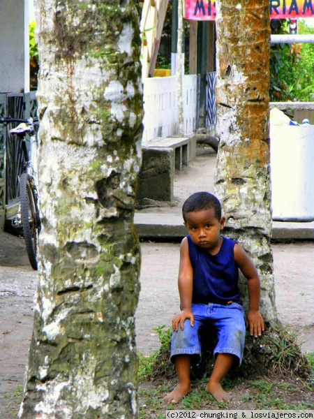 que pesao con la cámara el guiri este!
niño en Tortuguero. Costa Rica
