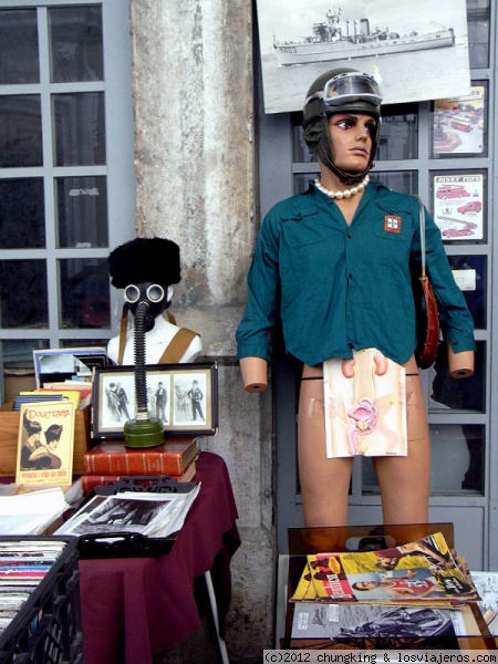 tienda de objetos kitch, en la Feria de Ladra en Lisboa
tienda de objetos kitch, en la Feria de Ladra en Lisboa
