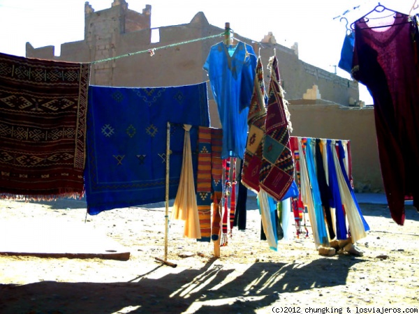 tienda de trapos en M'hamid
tienda de trapos en M'hamid, pueblo del Sahara marroquí cerca de la frontera con Argelia
