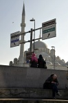 al pie del puente de Gálata de Estambul con la mezquita nueva de Eminonu al fondo