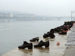 monumento commemorativo de los zapatos a orillas del Danubio