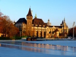 pista de patinaje sobre hielo a los pies del Castillo de Vajdahunyad, en el parque de la ciudad (Varosliget) Budapest