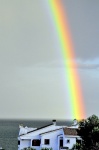 arco iris sobre casa