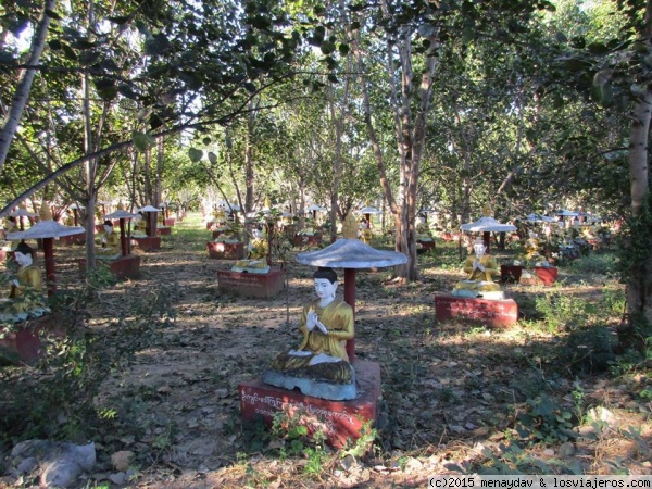 Monywa
Imagen de uno de los jardines repletos de imágenes de Buda guardando los gigantes que hay en la colina.
