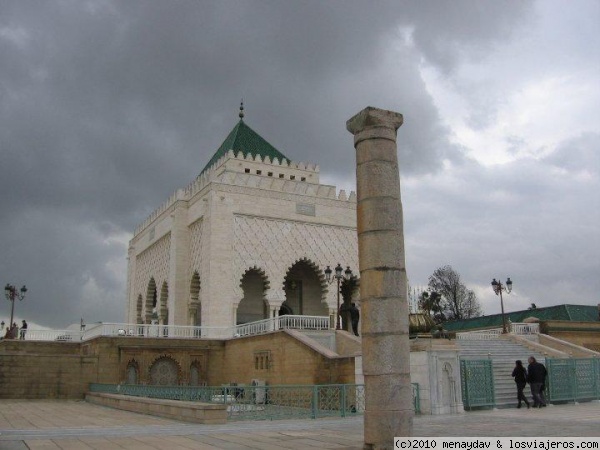 Rabat
Frente a lo que iba a ser una de las mezquitas mas grandes del mundo, ahora esta el mausoleo en el que estan enterrados el padre y el abuelo del actual rey de Marruecos.
