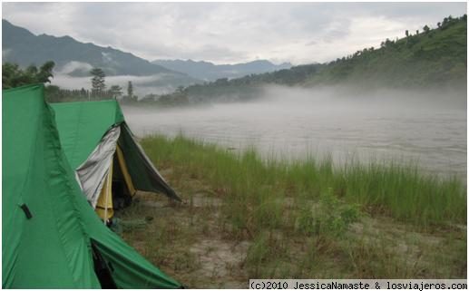 NIEBLA MATUTINA,Bellezas de Nepal
Al despertar a la orilla del río despues del día de rafting, la niebla cubría el río.

Para ideas, consejos, rutas y más fotos, el siguiente link os enlaza a mi diario de viaje por Nepal: 
http://www.losviajeros.com/Blogs.php?b=3154
Estoy a vuestra disposición para cualquier duda.
