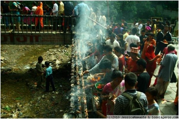 MISTICISMO Y SACRIFICIOS, Bellezas de Nepal
Ambiente en Dhakshinkali, templo de la diosa de la muerte un sábado por la mañana, el día de mayor número de sacrificios.
