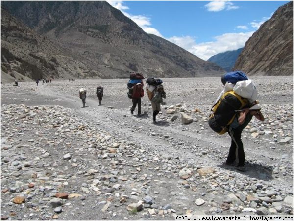 PORTEADORES, Bellezas de Nepal
Porteadores en el trek de los Annapurnas.

Para ideas, consejos, rutas y más fotos, el siguiente link os enlaza a mi diario de viaje por Nepal: 
http://www.losviajeros.com/Blogs.php?b=3154
Estoy a vuestra disposición para cualquier duda.
