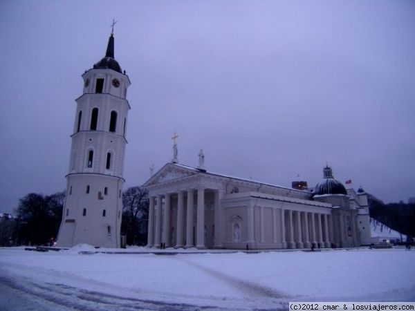 CATEDRAL DE SAN STANISLAV Y SAN VLADISLAV
LA CATEDRAL NEOCLÁSICA DE VILNIUS MUESTRA UNA ARQUITECTURA SIMPLE A LA PAR QUE HERMOSA
