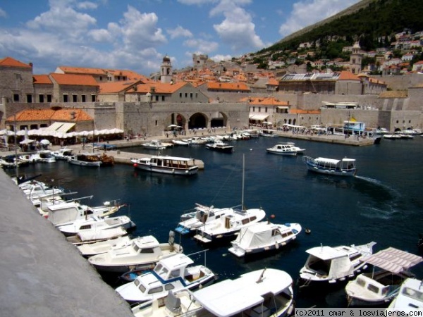 DUBROVNIK
VISTA PARCIAL DE LA MURALLA DE DUBROVNIK JUNTO AL PUERTO DEPORTIVO
