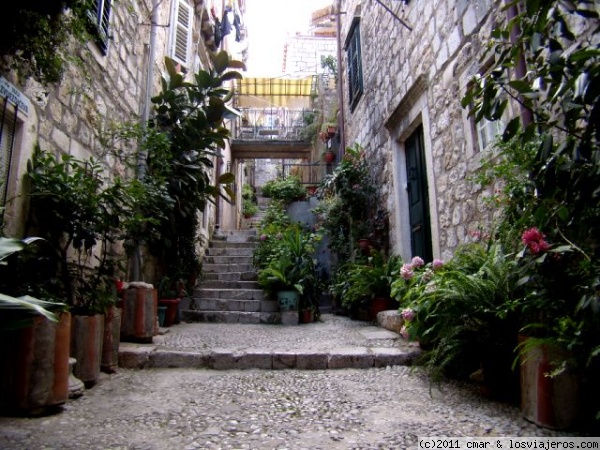 DUBROVNIK
LAS PEQUEÑAS Y EMPINADAS CALLES SON UNO DE LOS GRANDES ATRACTIVOS DEL CENTRO DE DUBROVNIK
