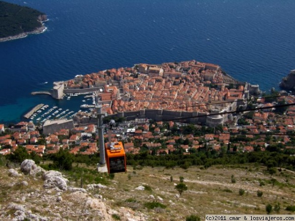 VISTA AÉREA DE DUBROVNIK
CON EL FUNICULAR PODEMOS ASCENDER HASTA EL MONTE QUE RODEA DUBROVNIK Y DESDE ALLÍ SE OBSERVA UNA ESPECTACULAR SILUETA DEL CASCO ANTIGUO
