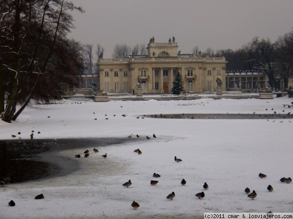Palacio sobre el agua
el palacio sobre el agua situado dentro del parque Lazienski de Varsovia era utilizado como residencia de verano de los reyes polacos, aunque la imagen nos traslada al invierno, época en la que el gran lago que bordea al palacio se encuentra con una espesa capa de nieve.
