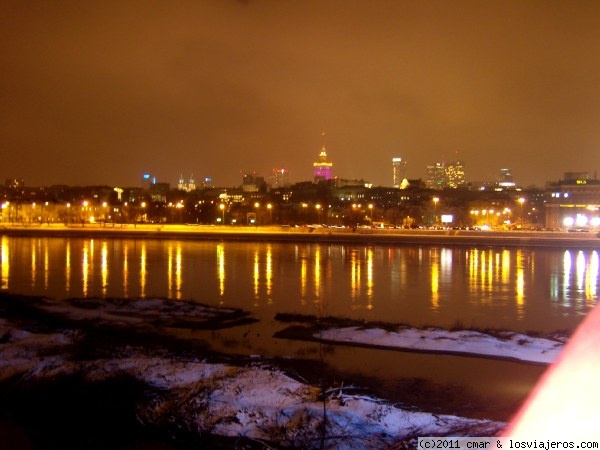 Varsovia en la noche
desde uno de los puentes que cruzan el Vístula en la capital polaca podemos contemplar en la lejanía gran parte del centro de la ciudad
