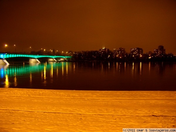 puente sobre el Vístula
algunos puentes que cruzan el río Vístula en Varsovia se encuentran bellamente iluminados durante las largas noches de invierno.
