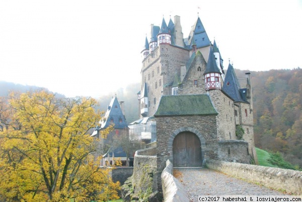 Burg Eltz, Alemania
Castillo medieval situado en el valle del río Mosela, Alemania
