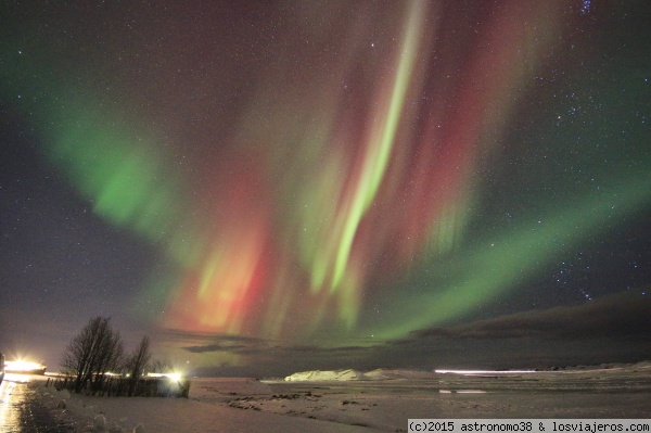 Aurora boreal en Islandia - Navidad de 2014
Fotografiada junto a un pueblo con el impronunciable nombre de Kirkjubæjarklaustur, durante un pico de intensidad solar. Un trípode, una canon reflex con gran angular, un cable disparador y algo de suerte..

25'' de exposición a ISO 400.
