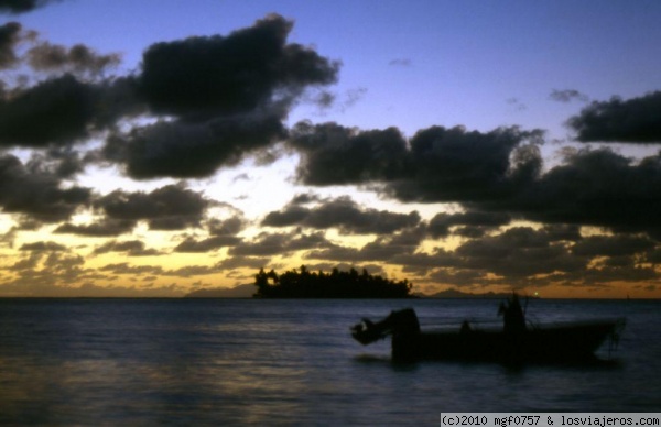 Amanecer en Raiatea. Polinesia francesa
Foto del amanecer hecha desde el hotel Hawaiki Nui. En primer plano el Motu Ofetaro y al Fondo Huahine.
