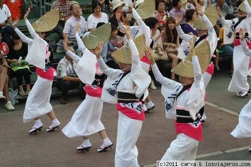 Festival de Awaodori
Se cree que fue inventado una noche de 1585, al termino de la construcción de un nuevo castillo para el señor del dominio de Awa. Durante la fiesta organizada para celebrarlo, la gente se emborrachó de tal forma que todos comenzaron a bailar batiendo en el aire brazos y piernas.
