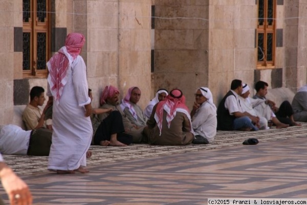 Reposando tras el rezo
Interior de una mezquita en Aleppo
