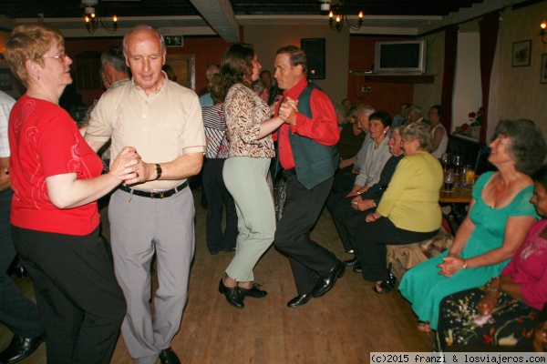 Bailando
No hace falta que sea fin de semana para bailar y tomarse unas pintas en Irlanda. Esta foto precisamente está hecha un miércoles. Letterkenny. Donegal Co.
