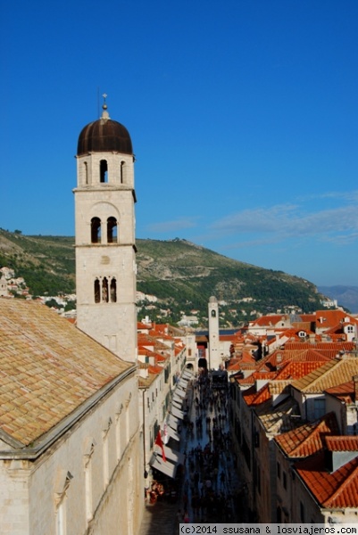 Calle Stradun Dubrovnik
Libertas es la palabra que identifica a Dubrovnik
Calle recta, de piedra lisa que invita a pasear descalzo y sin rumbo, a perderse por las callejuelas a la caida del sol.
