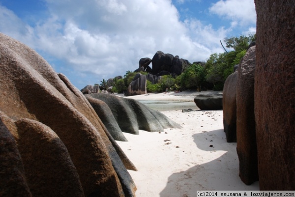 ANSE SOURCE D'ARGENT
La playa más famosa de la isla de La Digue.
Enormes rocas calizas en precario equilibrio forman la imagen más fotografiada de Seychelles
