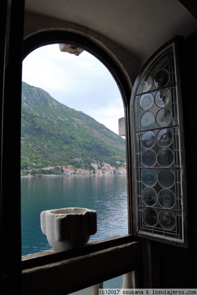 Nuestra Señora de la Roca / Gospa od Škrpjela
Frente a la población de Perast se erigió esta isla artificial con rocas y restos de naufragios que los pescadores arrojaban en el punto donde creían haber visto una imagen de la Virgen María.
La iglesia, del siglo XVII, se considera Patrimonio de la Humanidad por la UNESCO.
