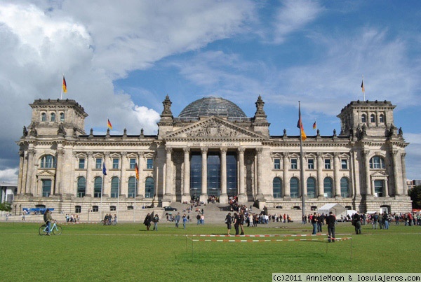 Reichstag en Berlin
Os lo creeis si os digo que media hora antes de esta foto estaban cayendo piedras del tamaño de avellanas y parecia que el cielo se iba a caer a pedazos?
