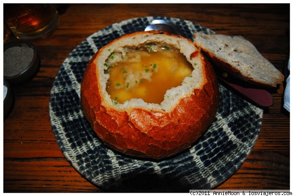 Sopa de ajo
En las tabernas medievales de Cesky Krumlov te sirven la sopa de ajo en un bollo de pan y esta de muerte!!!
