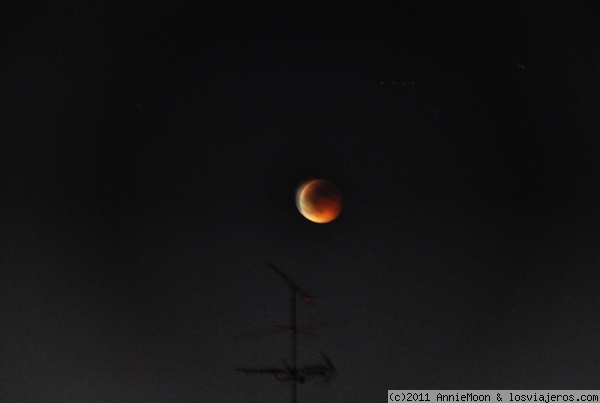 Eclipse de luna
Visto desde Madrid. No es que salga muy bien pero estaba en una posicion que no podia usar el tripode desde la ventana.
