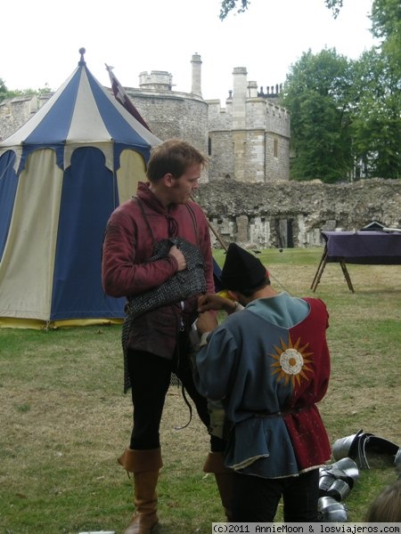 Muchos años atras...
Caballeros preparandose para una justa en la Torre de Londres.
