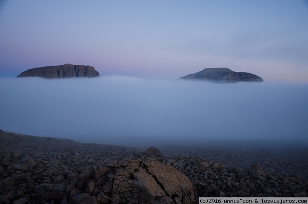 Niebla en la cumbre - Islandia
Cruzando los fiordos del oeste a medianoche.
