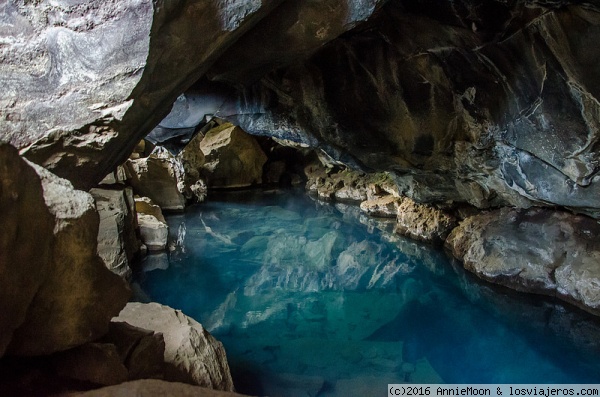 Cueva de Grjotagja - Islandia
Famosa por ser parte de los sitios donde se han grabado escenas de Juego de Tronos.
