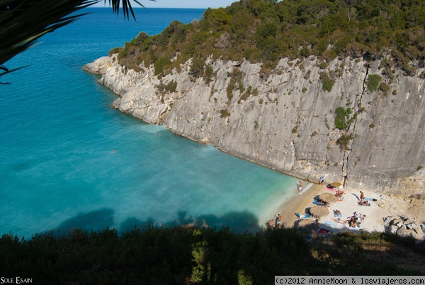 Playa de Xygia - Zakynthos
Esta curiosa playa posee unos depositos naturales de sulfuro y colageno, por eso el agua es azul lechosa. En la foto se puede ver claramente las aberturas en la roca desde donde fluye. Despues de un baño en esta playa la piel y el pelo quedan suavisimos!!
