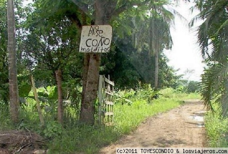 Carteles con gracia
Manera curiosa que tienen los dominicanos para decir que la entrada es prohibida a una zona particular..
