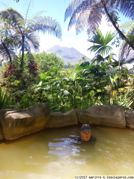 Baño con vistas al volcán
Vistas del volcán Arenal desde las piscinas termales del hotel Arenal Paraíso
