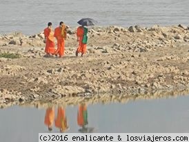 Sol abrasador
Monjes y paraguas. Mejor forma de protegerse del sol?
