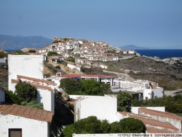 Cap de Creus. Club Med.
Esto es lo que habia construido en Cap de Creus. Acaba de ser derruido por la generalitat de CATALUNYA , para preservar el medio ambiente y porque la ley de Costas asi lo determina.
