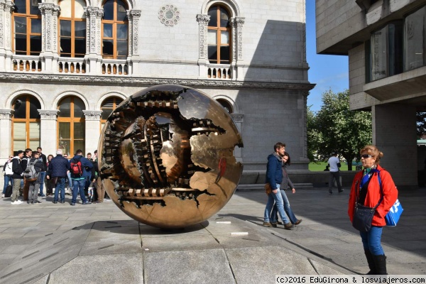 Esfera dentro de la Esfera
Esfera situada en la Universidad de Dublín. Trinity College
