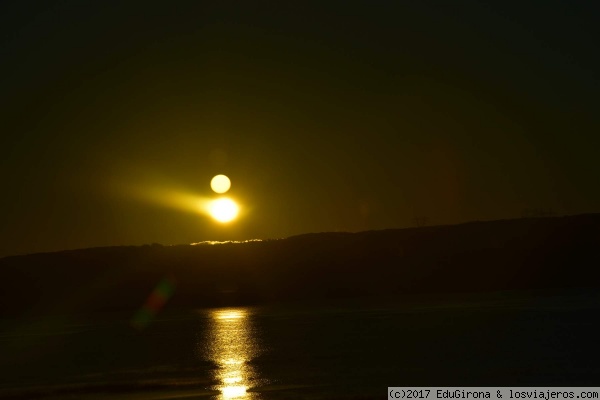 Luna llena y ocaso del sol
la naturaleza pura y dura.. preciosa, no? ocaso del sol hacia OTTAWA
