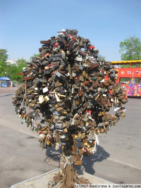 Arbol del amor
En el puente Luzhkov, se encuentran los árboles del amor.. Candados uniendo la vida
