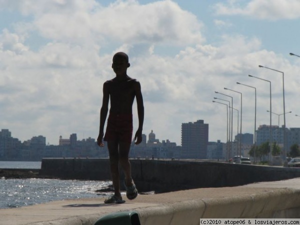 Niño y Malecón de la habana
Niño paseando sobre el muro del malecón
