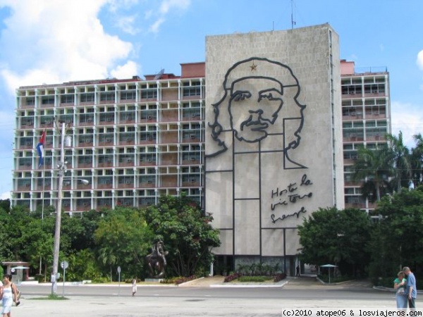 Plaza de la revolución.Ministerio
Foto del Ministerio del Interior con su famoso mural del Ché y su lema 